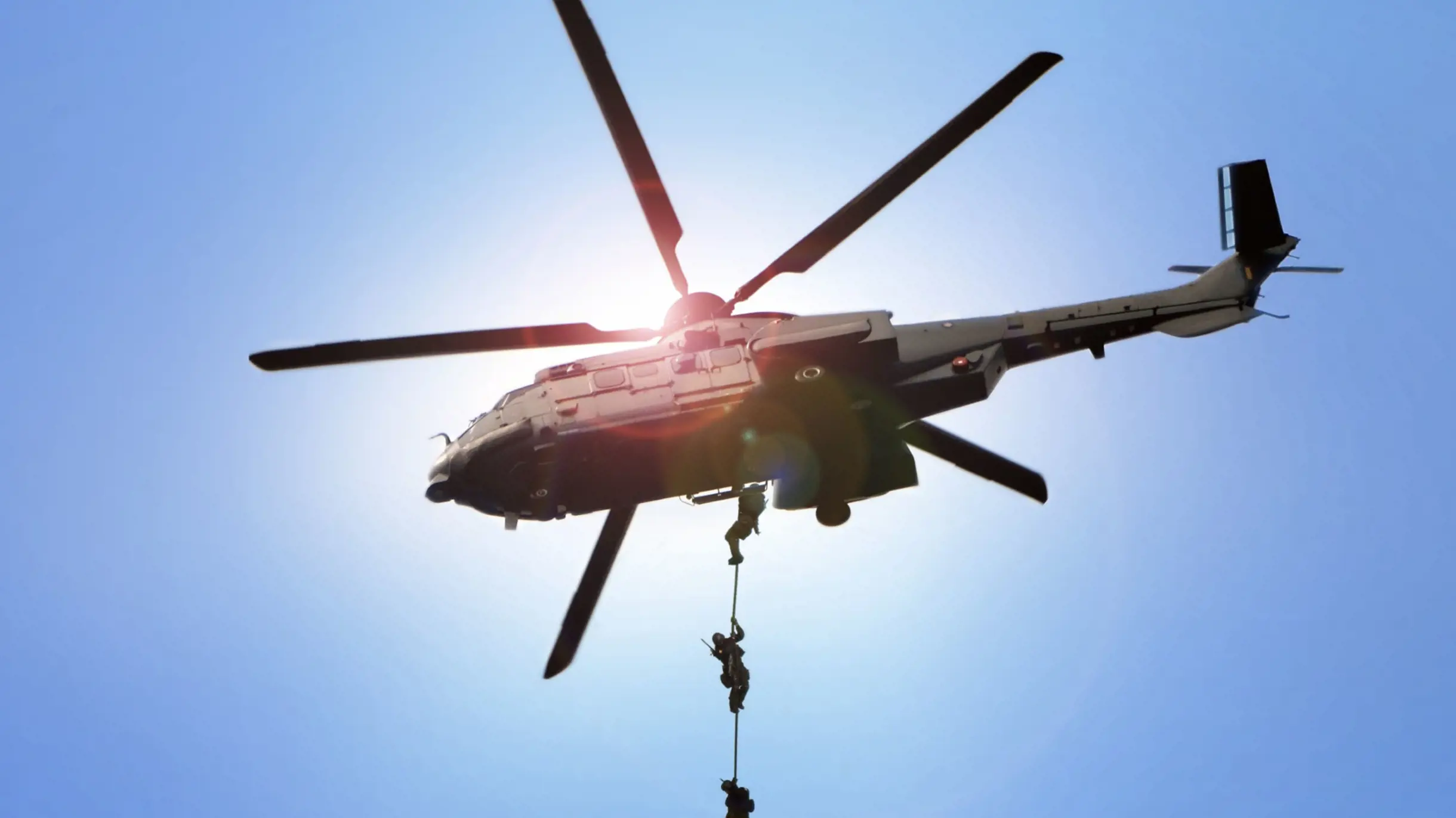 Militär Mitarbeitende seilen sich von einem Helikopter ab