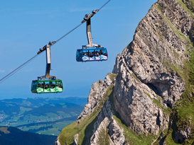 Zwei Schweizer Seilbahnen fahren den Berg hinauf