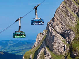 Seilbahnan Schweiz SBS Zwei Schweizer Seilbahnen fahren den Berg hinauf