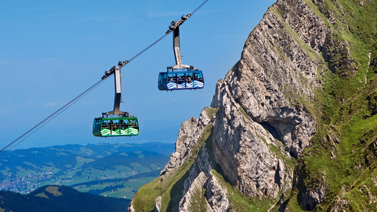 Zwei Schweizer Seilbahnen fahren den Berg hinauf