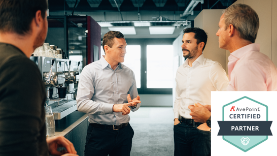 Avepoint isolutions Certified Partner Männer unterhalten sich bei Kaffeemaschine über Business