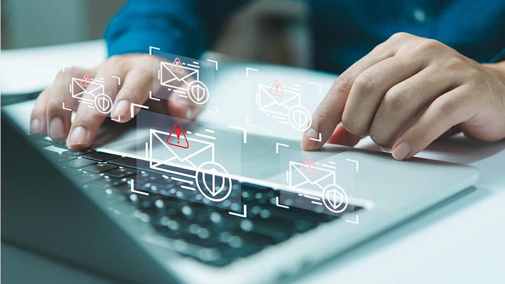 Laptop mit Icons in der Luft von E-Mail Sicherheit