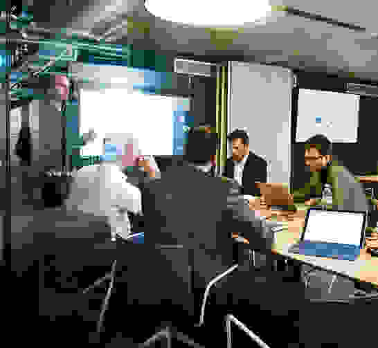 Enterprise Experts - Operation Engineers Meeting mit stehendem Moderator, sitzenden Teilnehmern und Enterprise Experts