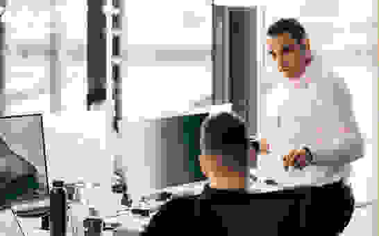 Costumer Services - Ticket Handling Mitarbeitende tauschen sich vor PC zu Ticket Handling aus