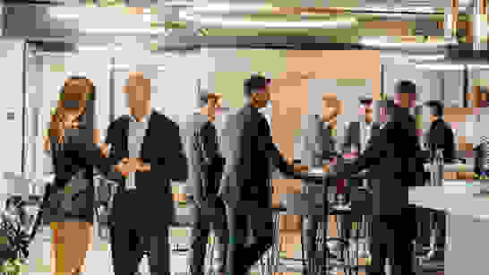 isolutions Events Menchen am stehen in einem Foyer eines Büros