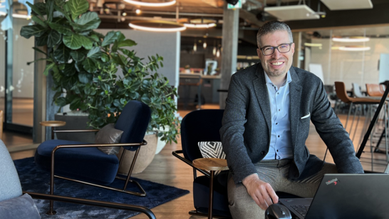 Adrian Hummel im isolutions Büro am Zürcher Flughafen