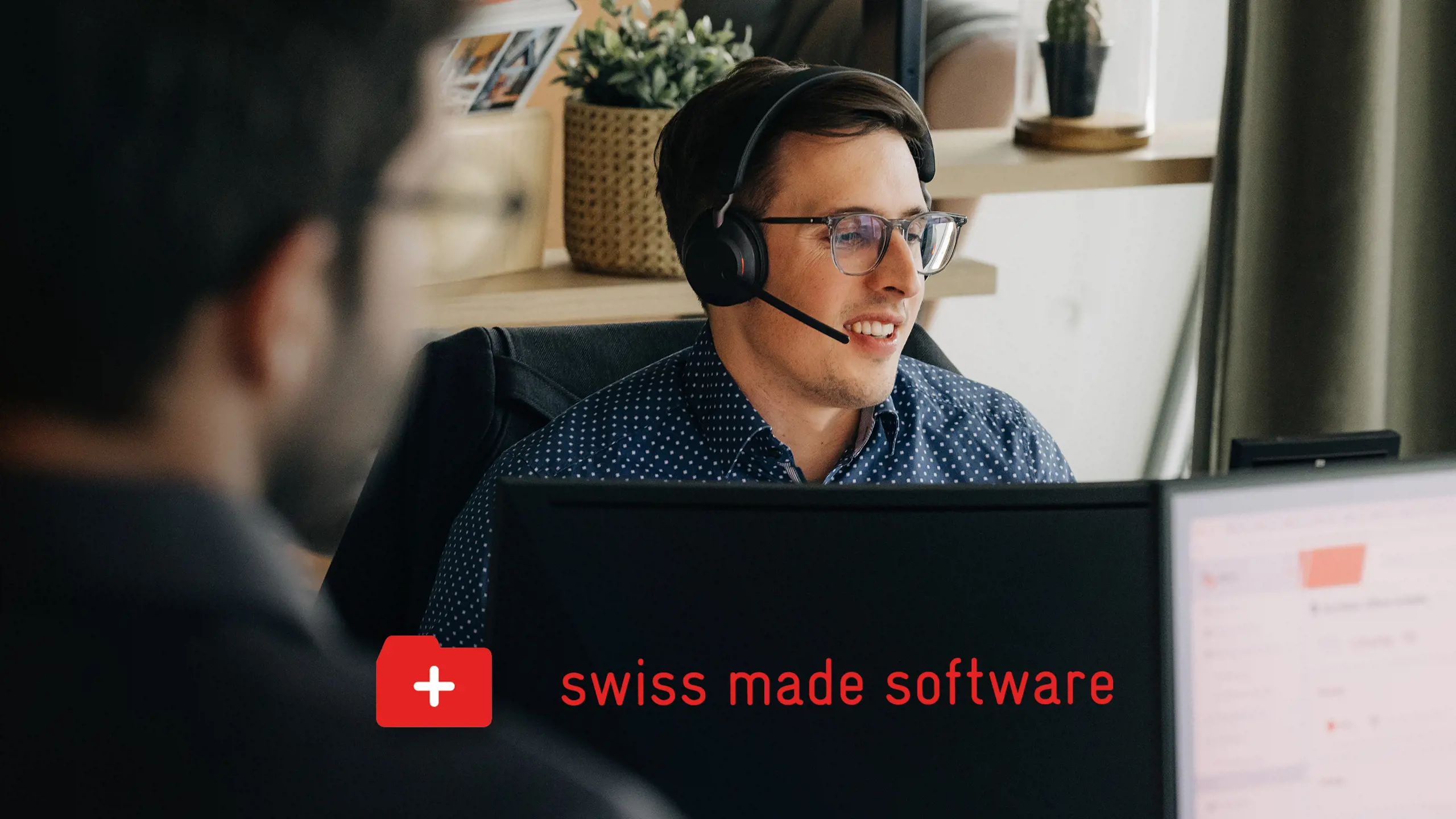 Arbeitender Mann am Computer und unterhalb Swiss made software Logo