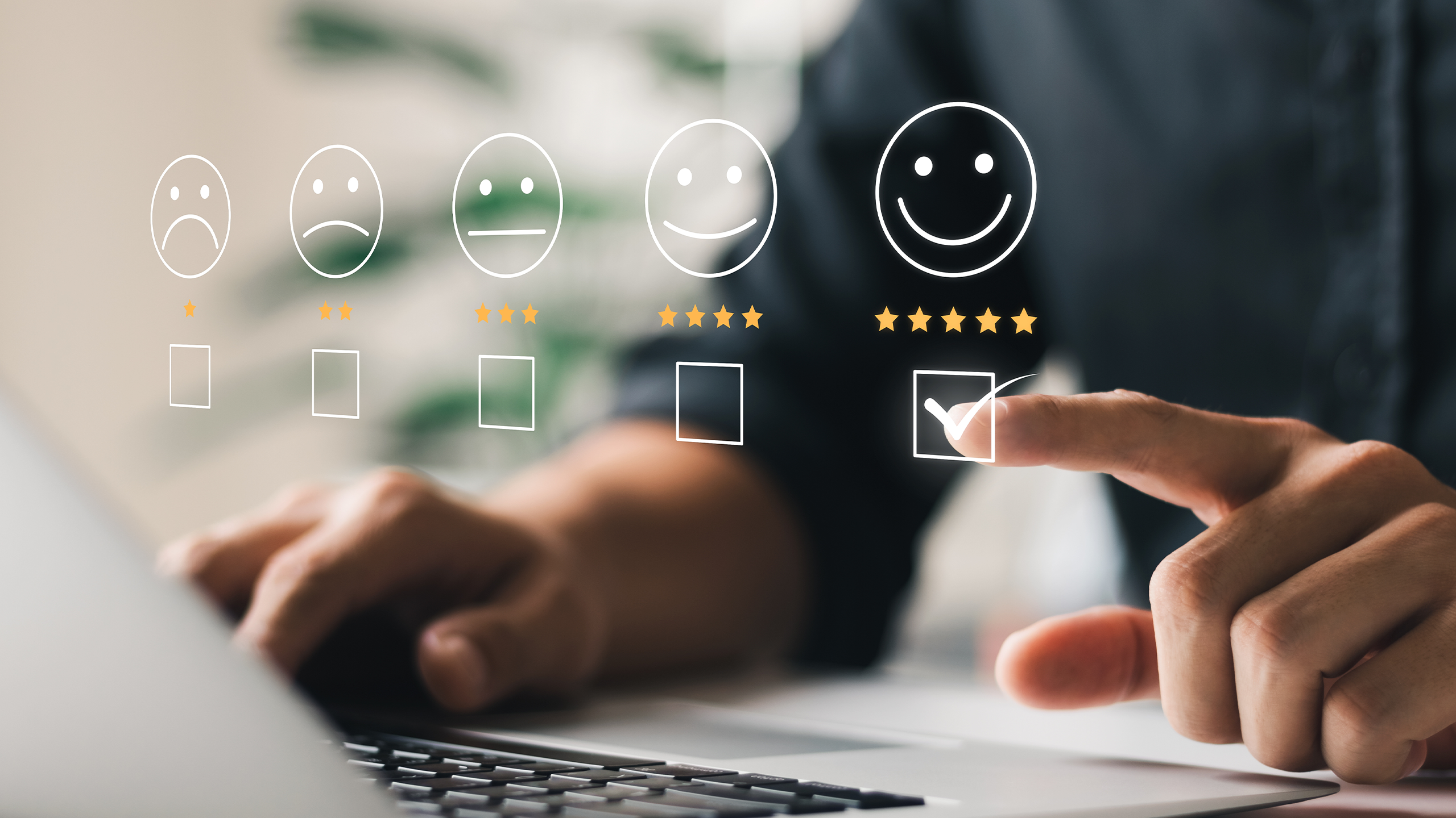 Customer Satisfaction Umfrage am Laptop ausfüllen