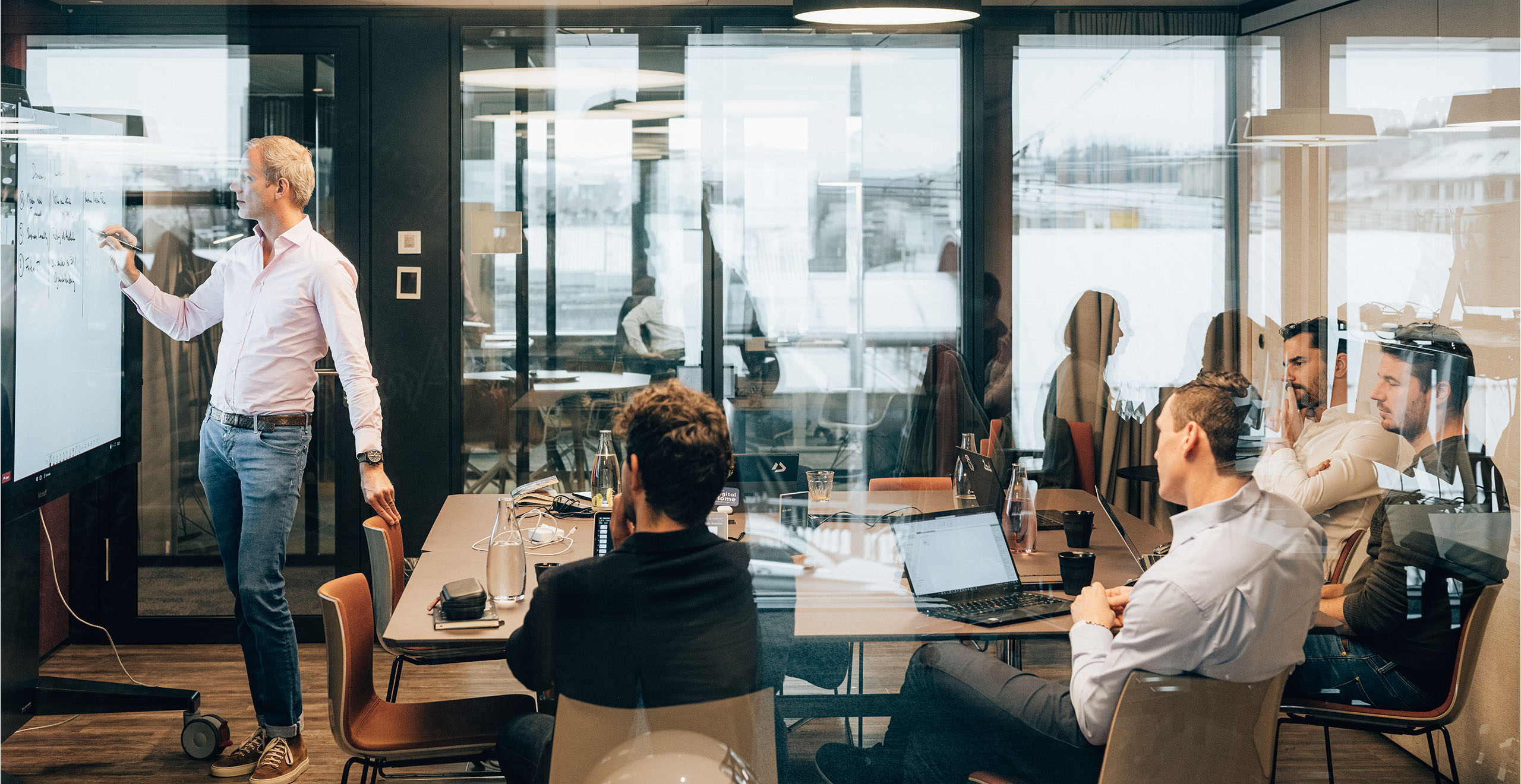 CRM Consulting Meeting mit Skizzierung am Whiteboard