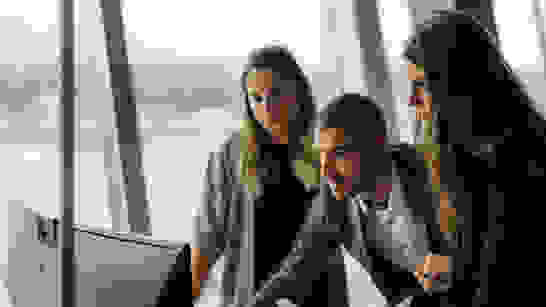 Marketing Automation 3 junge Menschen schauen in Computer und bauen Marketing Automation auf