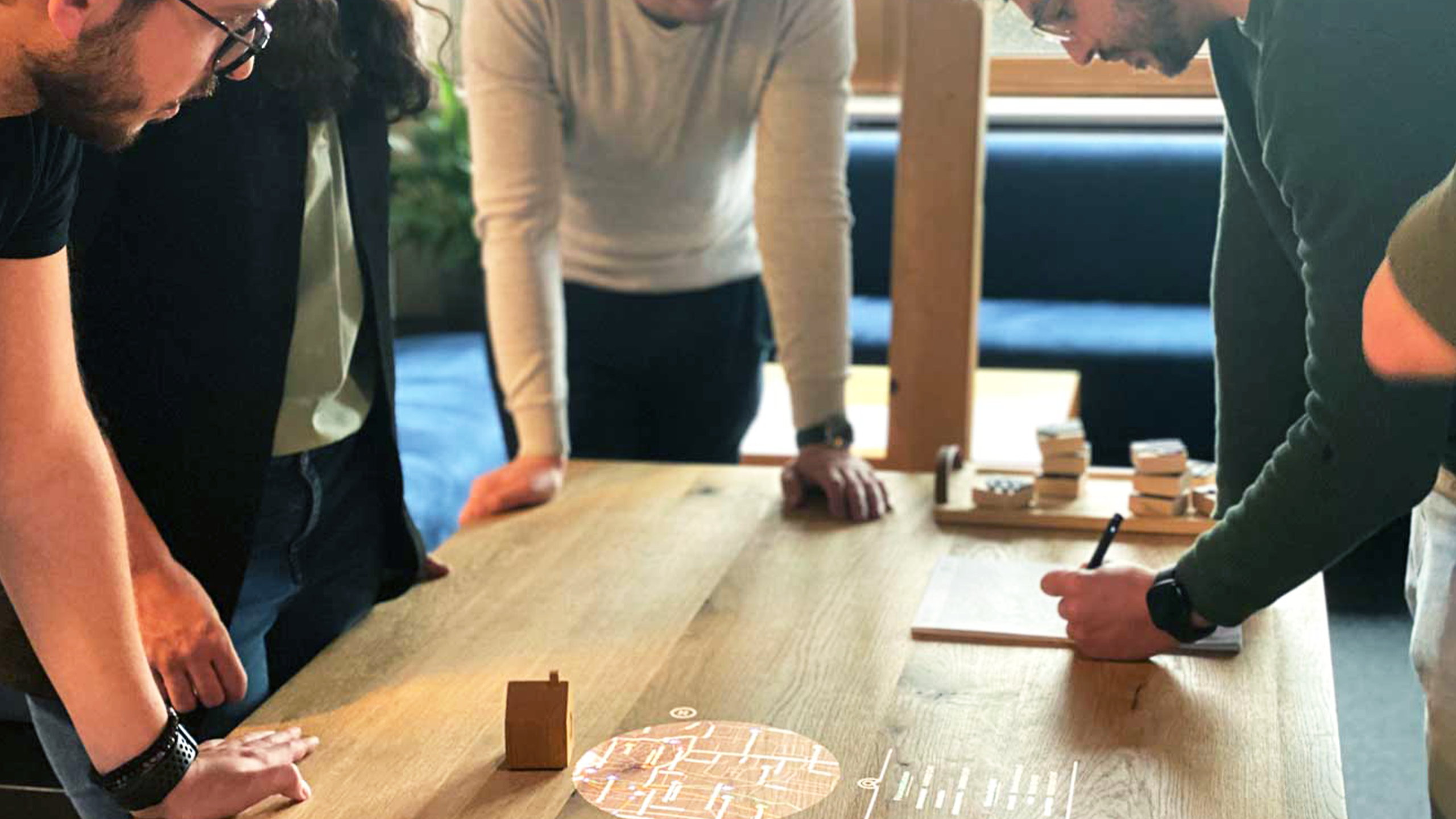 Produkt Lusee auf Tisch projeziert