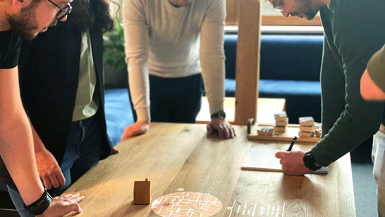 Lusee Entwicklung Produkt Lusee auf Tisch projeziert