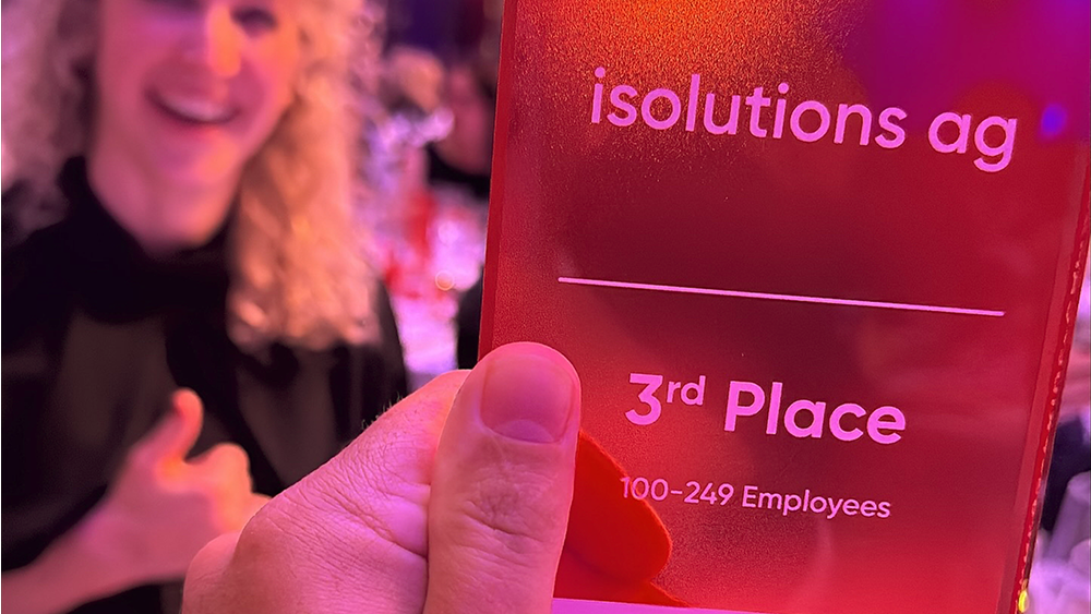 Great Place To Work 2024 Pokal mit einem lachenden Gesicht im Hintergrund