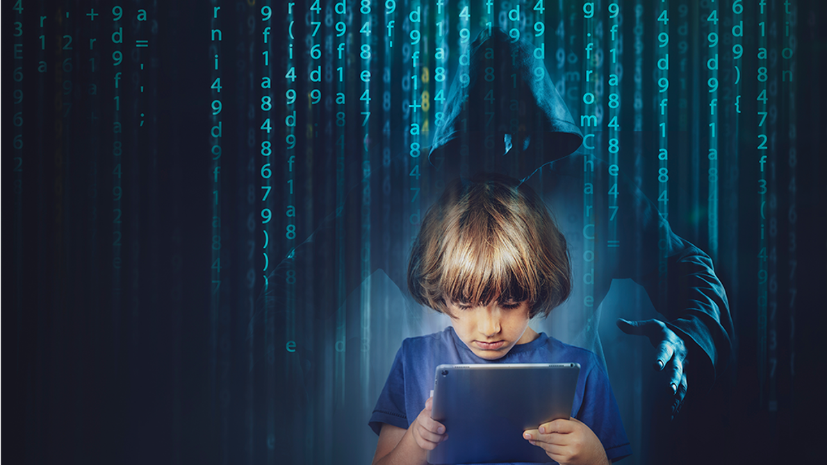 Kind mit Tablet im Cyberraum, dass von einem Hacker angegriffen wird