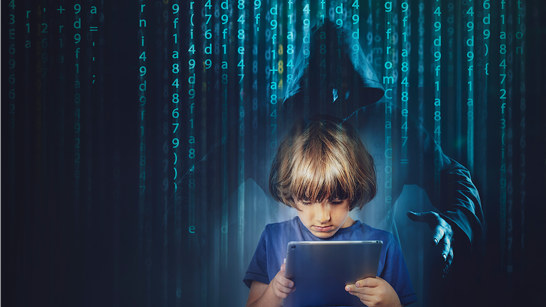 Kind mit Tablet im Cyberraum, dass von einem Hacker angegriffen wird