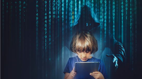 Sharenting & Child Protection Kind mit Tablet im Cyberraum, dass von einem Hacker angegriffen wird