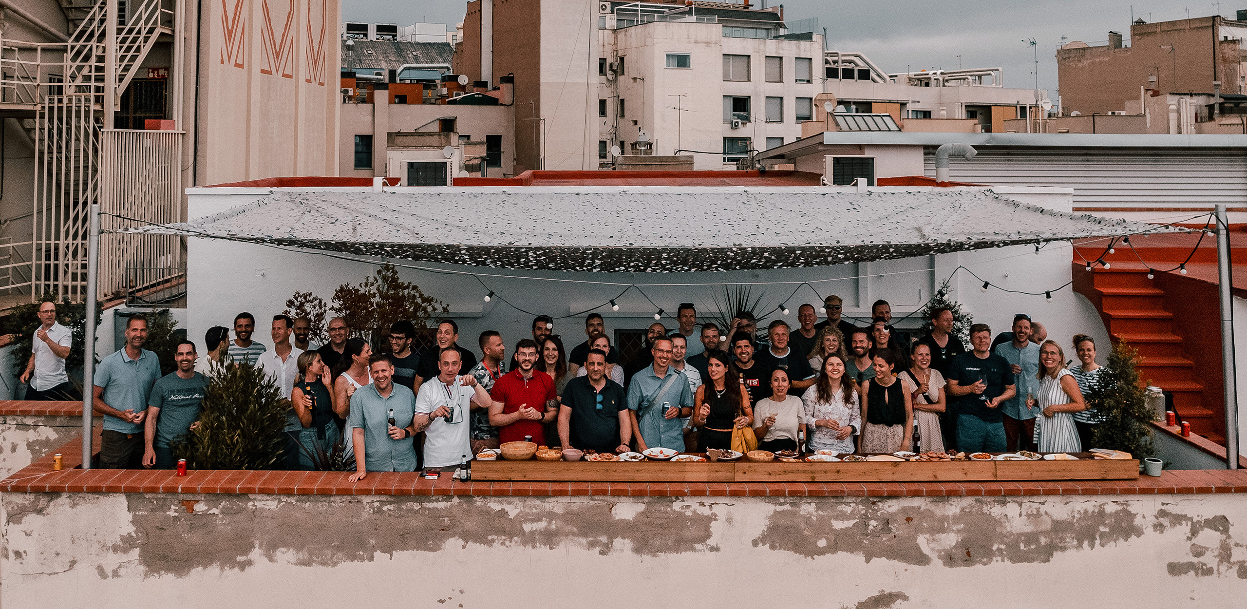 Drohnenaufnahme von Menschen auf einer Terrasse in Barcelona